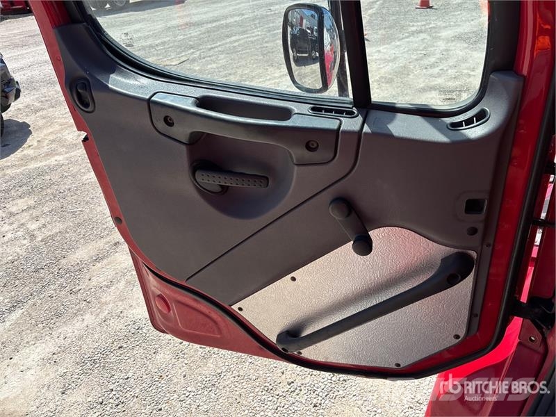 Freightliner M2 106 Kamioni sa otvorenim sandukom