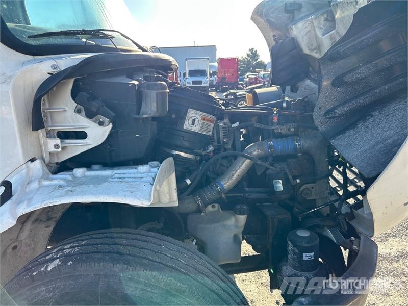 Freightliner M2 106 Sunkvežimiai su dengtu kėbulu