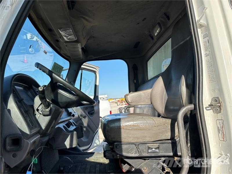 Freightliner M2 106 Sunkvežimiai su dengtu kėbulu