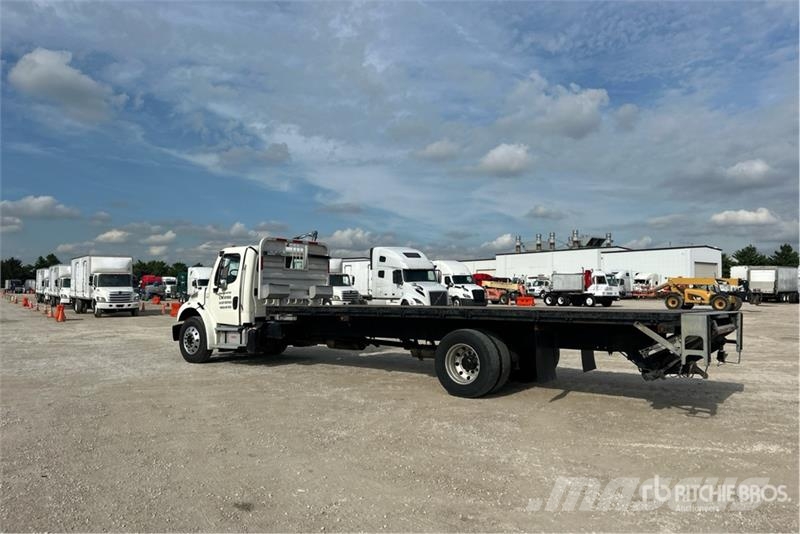 Freightliner M2 106 平ボディー