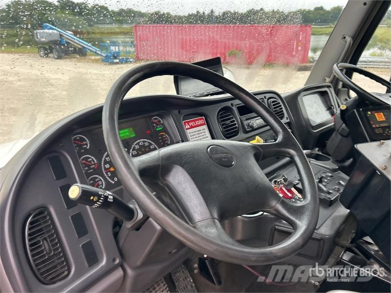 Freightliner M2 106 Kehrmaschine
