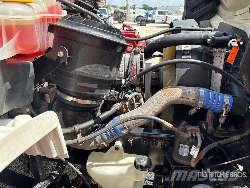 Freightliner M2 106 Sunkvežimiai su dengtu kėbulu