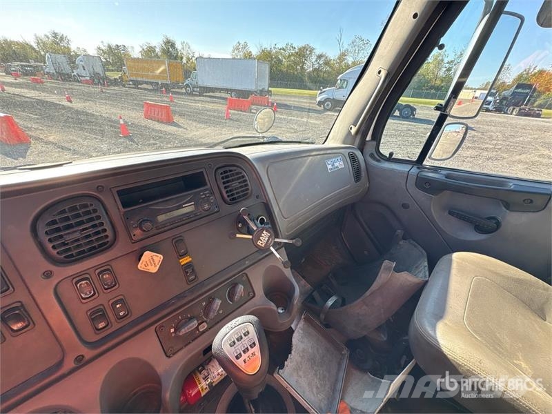 Freightliner M2 106 Vakuumski tovornjaki
