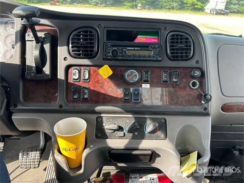 Freightliner M2 106 平ボディー
