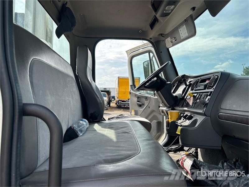 Freightliner M2 106 平ボディー
