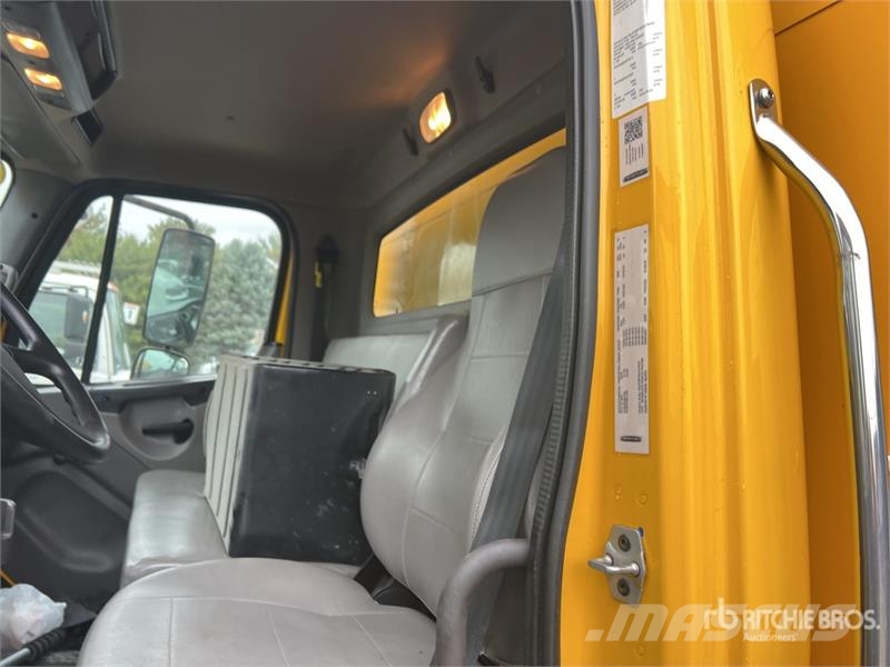 Freightliner M2 106 Tovornjaki zabojniki