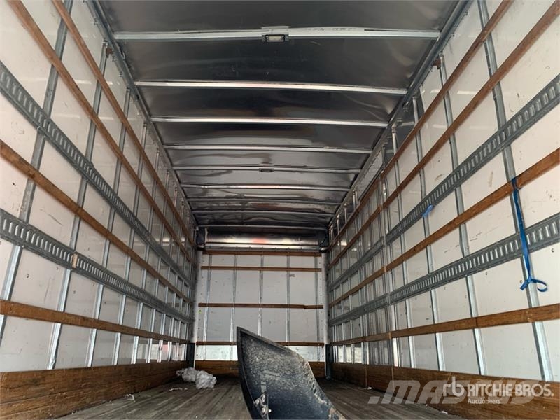 Freightliner M2 106 Sunkvežimiai su dengtu kėbulu
