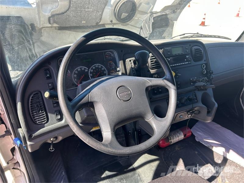 Freightliner M2 106 Tovornjaki zabojniki