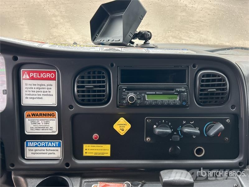 Freightliner M2 106 Kehrmaschine