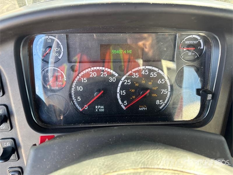 Freightliner M2 106 卡車裝載高空作業車