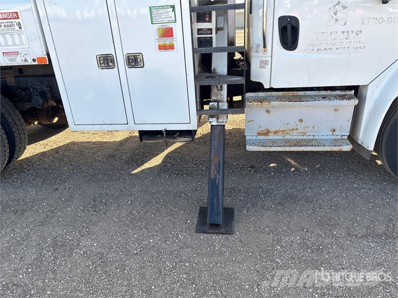 Freightliner M2 106 卡車裝載高空作業車