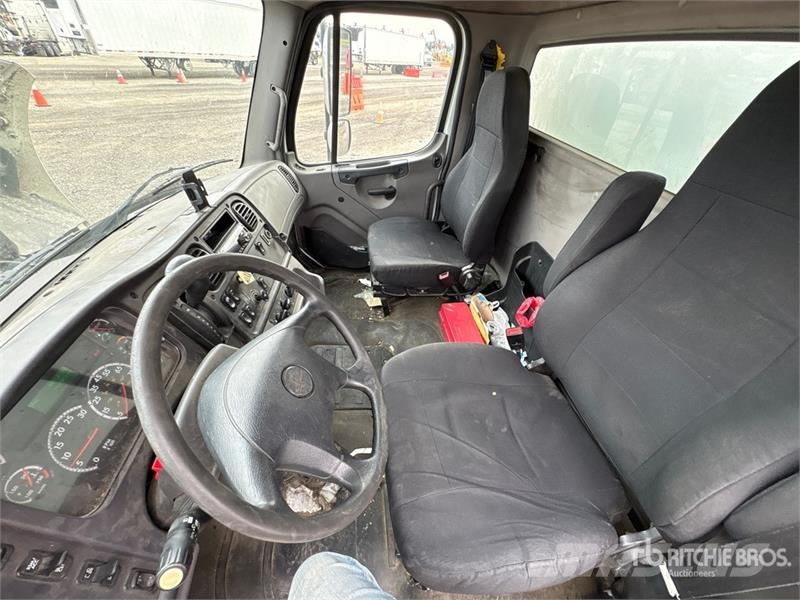 Freightliner M2 106 Грузовики для доставки напитков