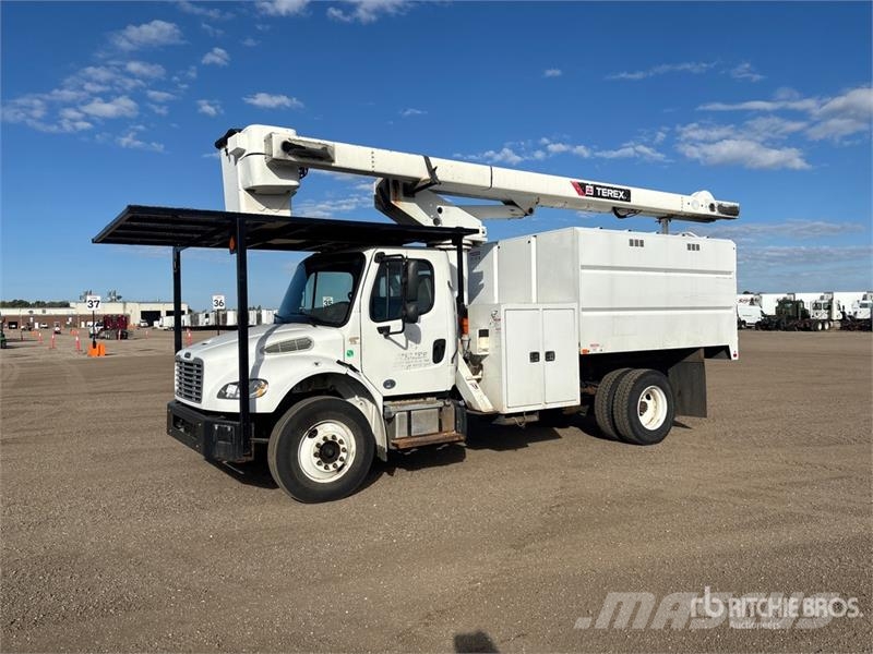 Freightliner M2 106 卡車裝載高空作業車