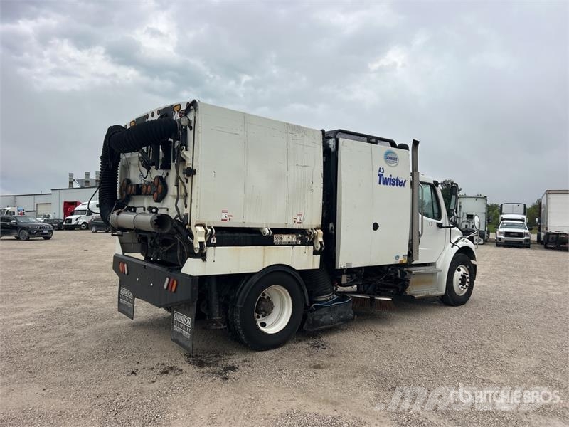 Freightliner M2 106 Kehrmaschine