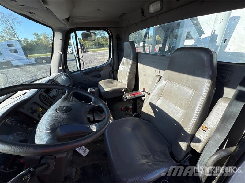Freightliner M2 106 Vakuumski tovornjaki