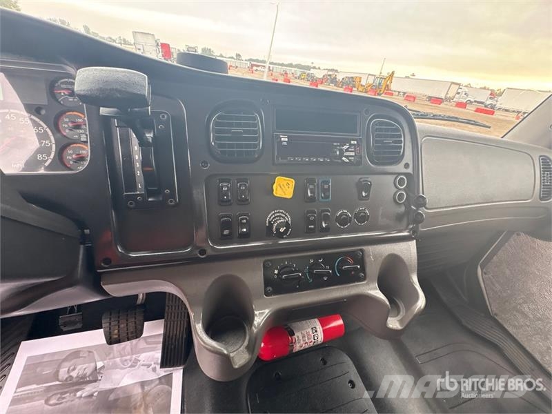 Freightliner M2 106 Camiones caja cerrada