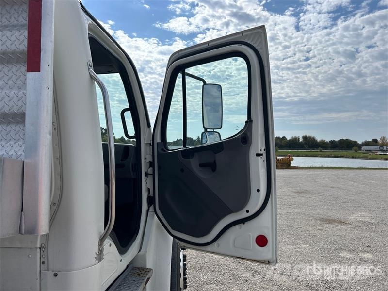 Freightliner M2 106 Flakbilar