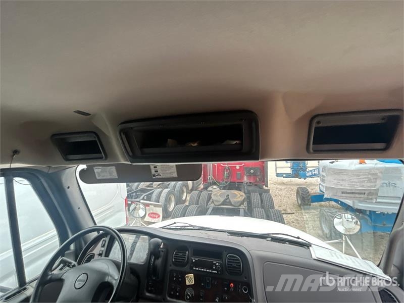 Freightliner M2 106 4x2 Van Truck (Inoperable) Фургони