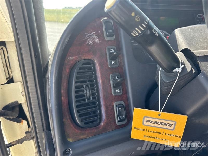 Freightliner M2 106 4x2 Van Truck Camiões de caixa fechada