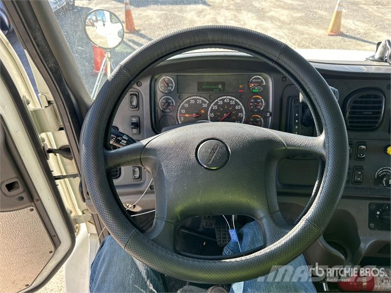 Freightliner M2 106 4x2 Van Truck Furgons