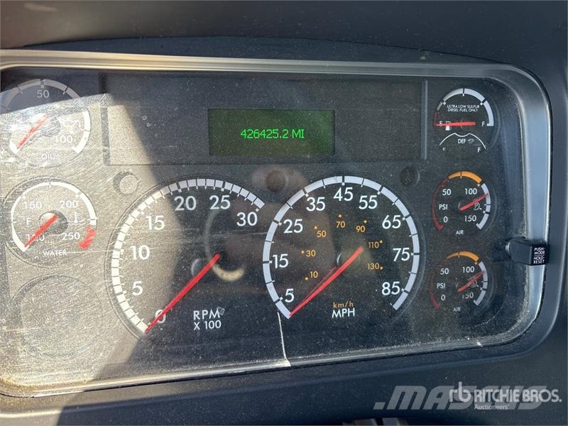 Freightliner M2 106 4x2 Van Truck Tovornjaki zabojniki