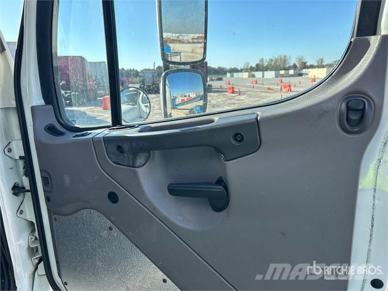 Freightliner M2 106 4x2 Van Truck Furgons