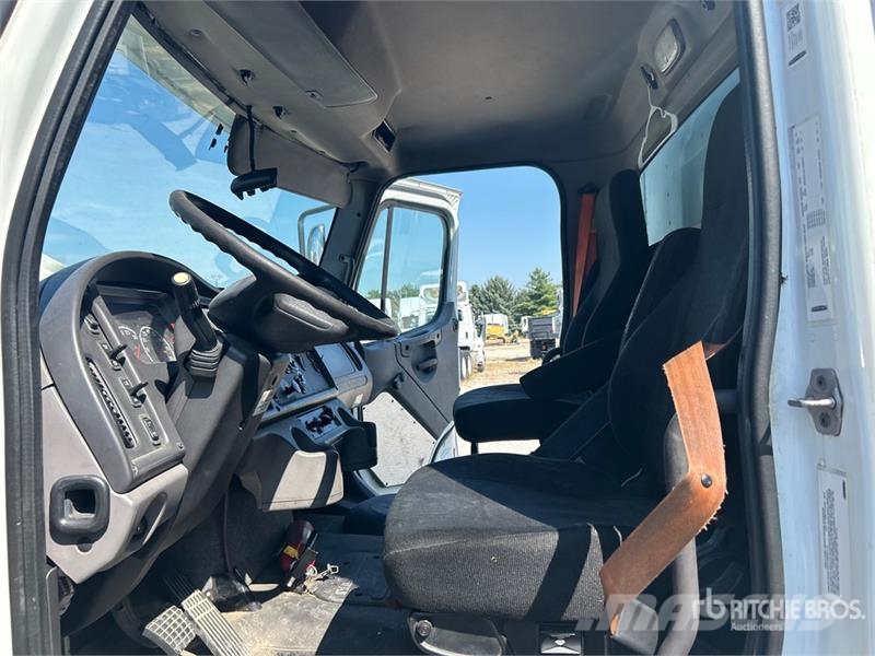 Freightliner M2 106 4x2 Van Truck Kapali kasa kamyonlar