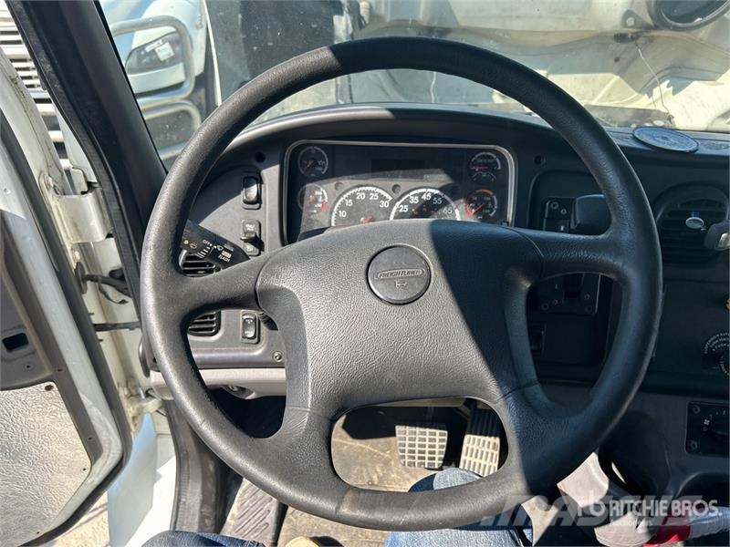 Freightliner M2 106 4x2 Van Truck Kapali kasa kamyonlar