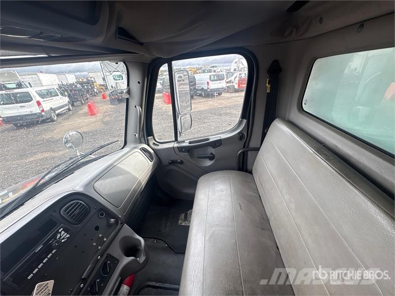 Freightliner M2 106 4x2 Van Truck Фургони
