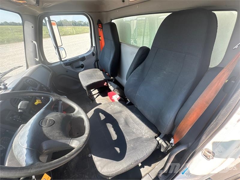 Freightliner M2 106 4x2 Van Truck Camiões de caixa fechada