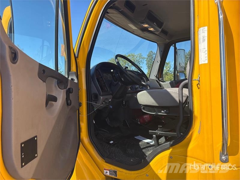 Freightliner M2 106 4x2 Van Truck Фургони