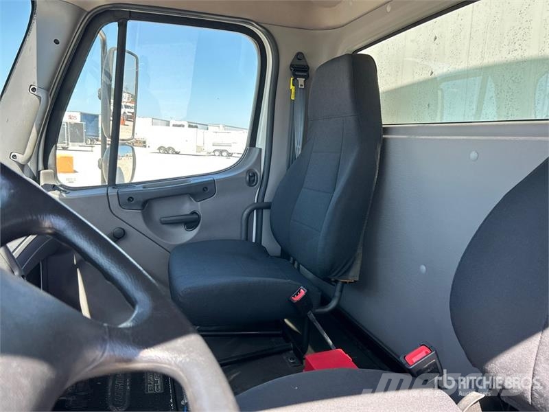 Freightliner M2 106 4x2 Van Truck Kapali kasa kamyonlar