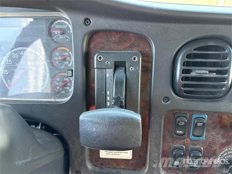Freightliner M2 106 4x2 Van Truck Tovornjaki zabojniki