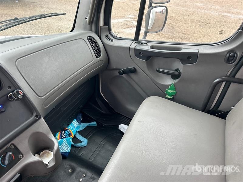 Freightliner M2 106 4x2 Van Truck Грузовики-Фургоны