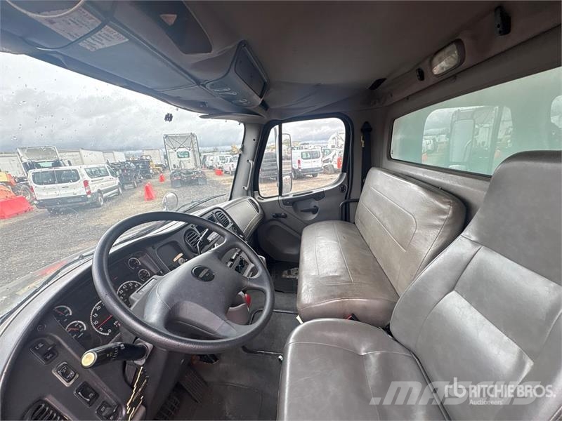 Freightliner M2 106 4x2 Van Truck Фургони
