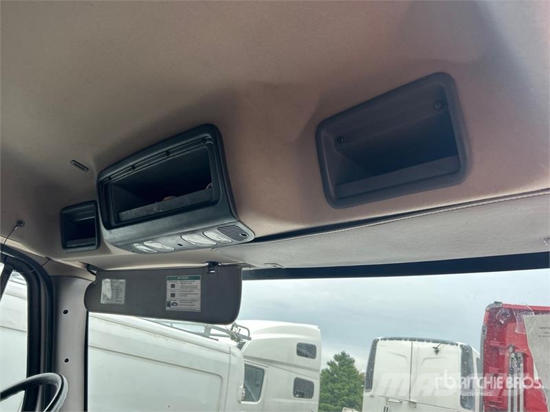 Freightliner M2 106 4x2 Van Truck (Inoperable) Фургони