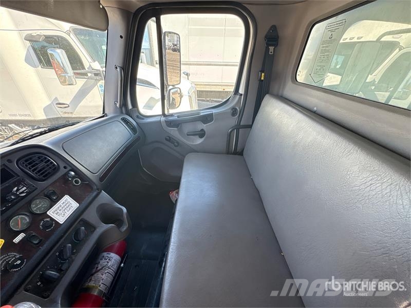 Freightliner M2 106 4x2 Van Truck Tovornjaki zabojniki