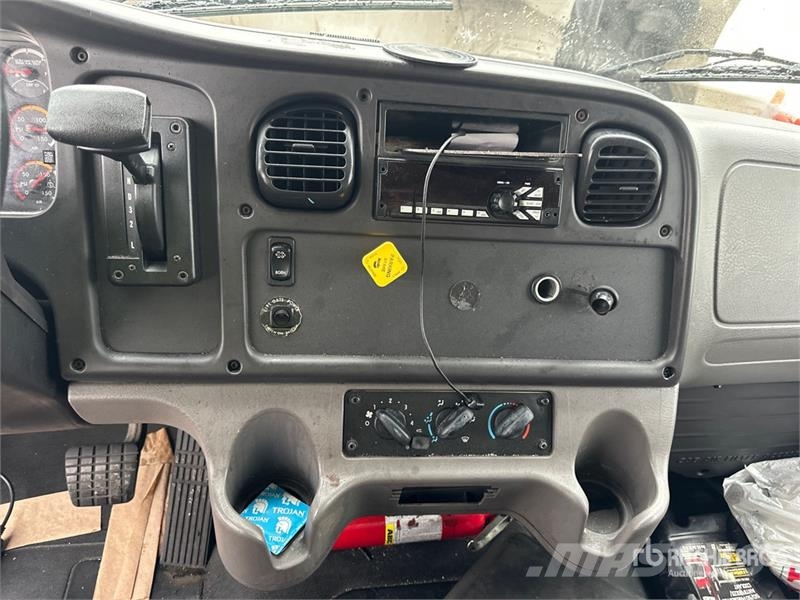 Freightliner M2 106 4x2 Van Truck Skapbiler