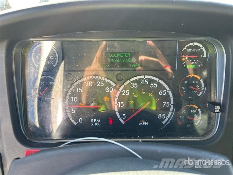 Freightliner M2 106 4x2 Van Truck Furgons