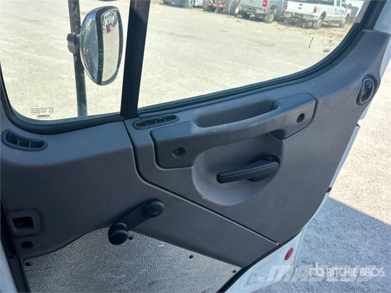 Freightliner M2 106 4x2 Van Truck Kapali kasa kamyonlar