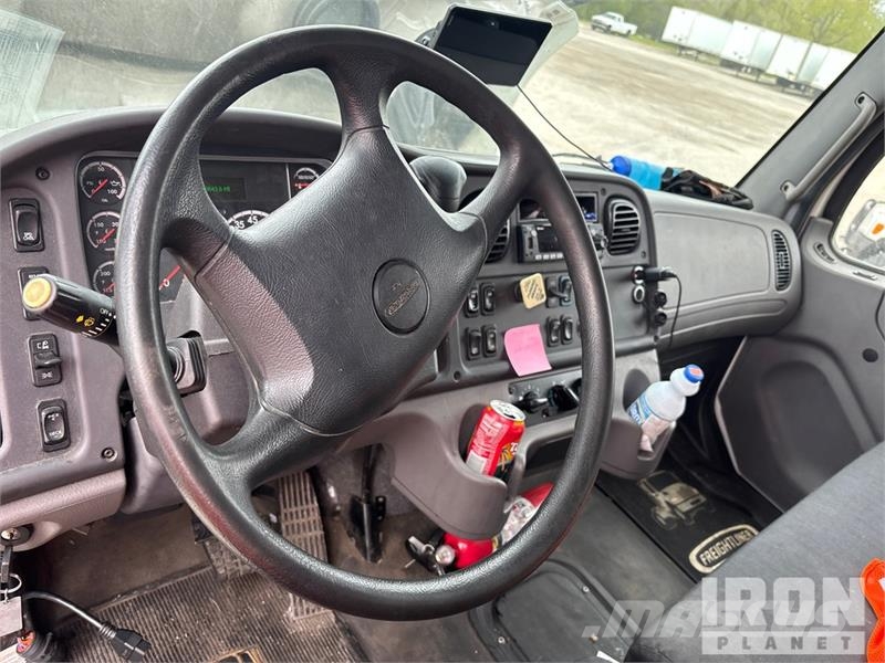 Freightliner M2 106 4x2 Van Truck Fast kasse