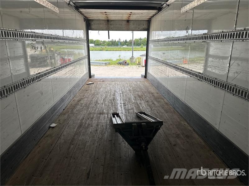 Freightliner M2 106 4x2 Van Truck Skapbiler
