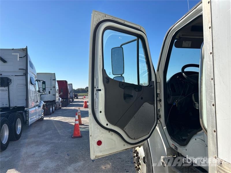 Freightliner M2 106 4x2 Van Truck Furgons