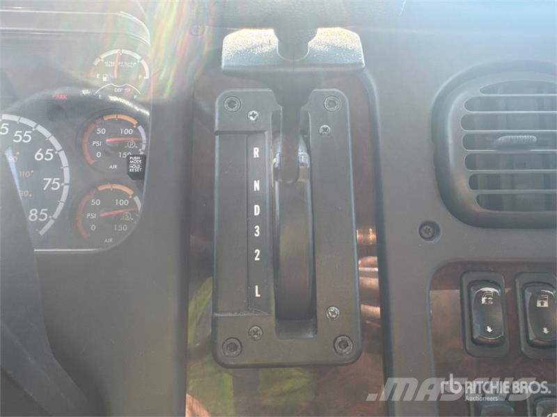 Freightliner M2 106 4x2 Van Truck Camiões de caixa fechada