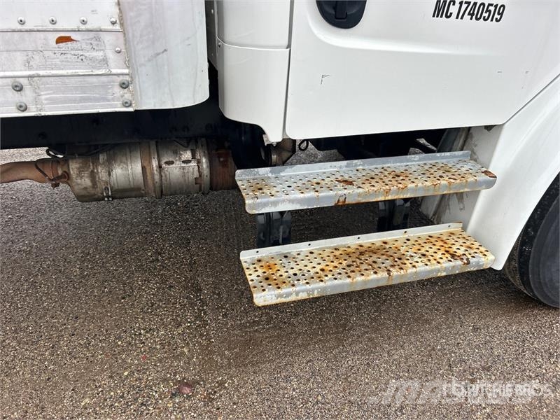 Freightliner M2 106 4x2 Van Truck Грузовики-Фургоны