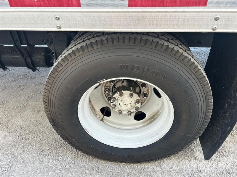 Freightliner M2 106 4x2 Van Truck Kapali kasa kamyonlar