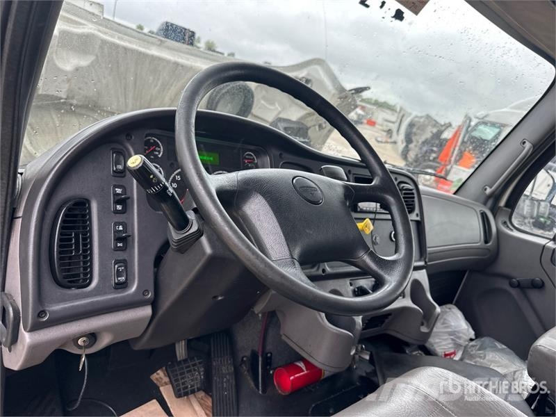 Freightliner M2 106 4x2 Van Truck Skapbiler