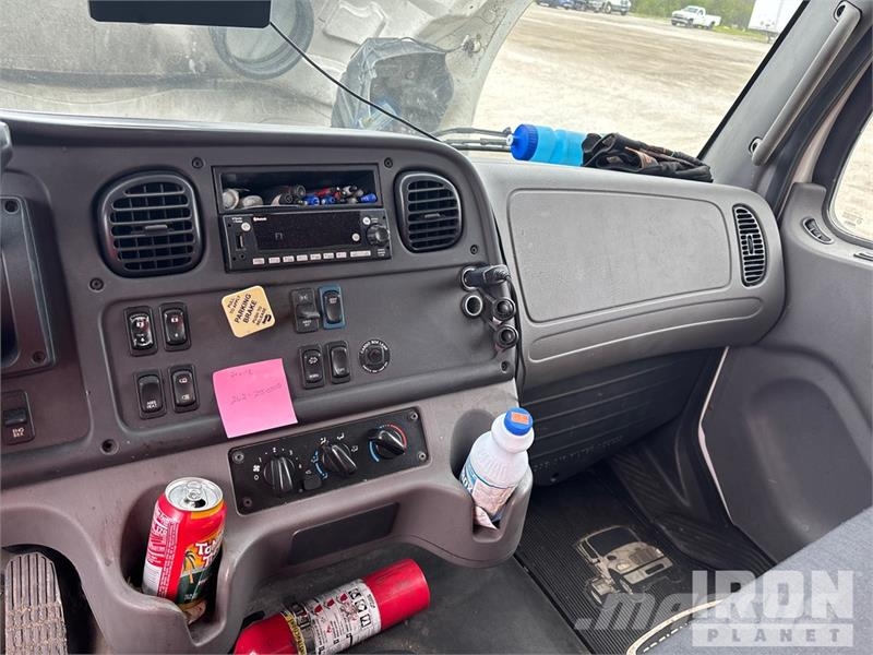 Freightliner M2 106 4x2 Van Truck Fast kasse