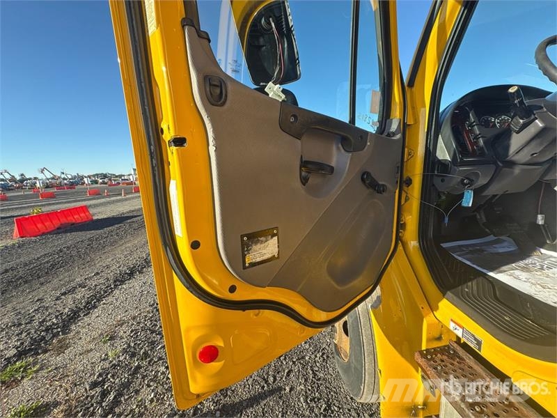 Freightliner M2 106 4x2 Van Truck (Inoperable) Camiones caja cerrada