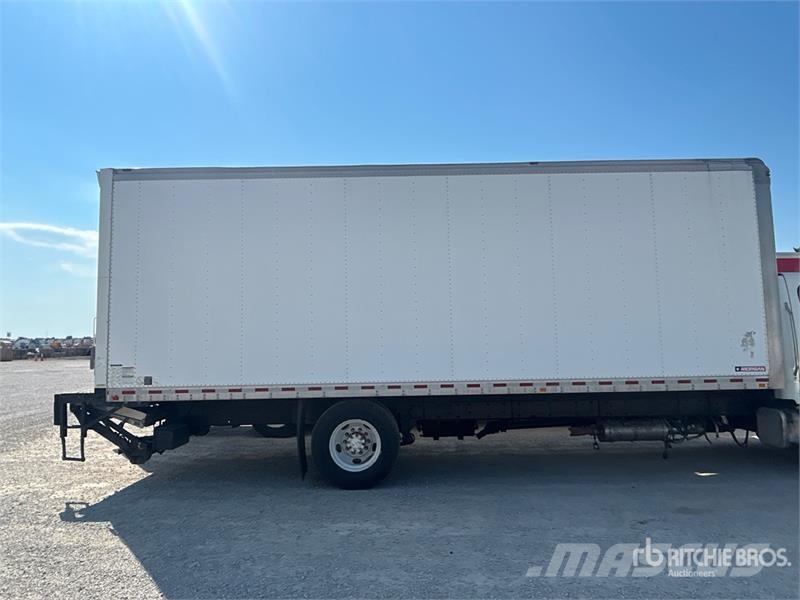 Freightliner M2 106 4x2 Van Truck Kapali kasa kamyonlar